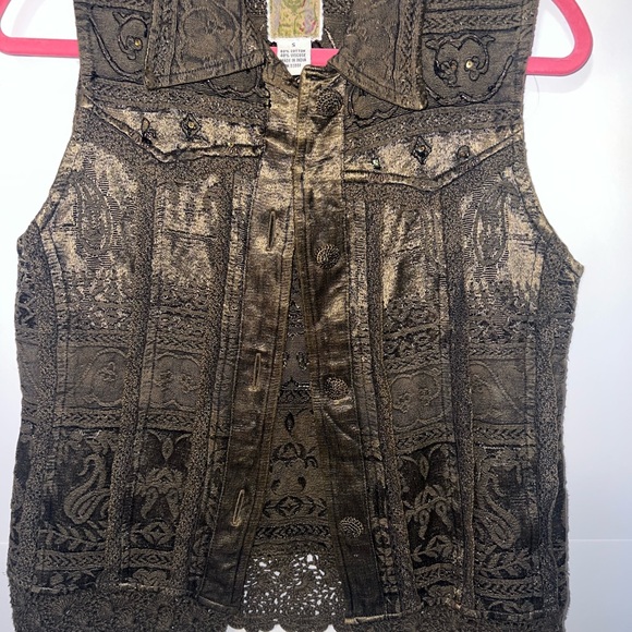 Gold Lace Sleeveless Vest - Picture 10 of 11
